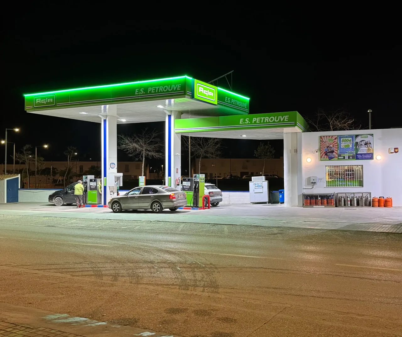 Operario de Petrouve atendiendo a un cliente en la pista de repostaje