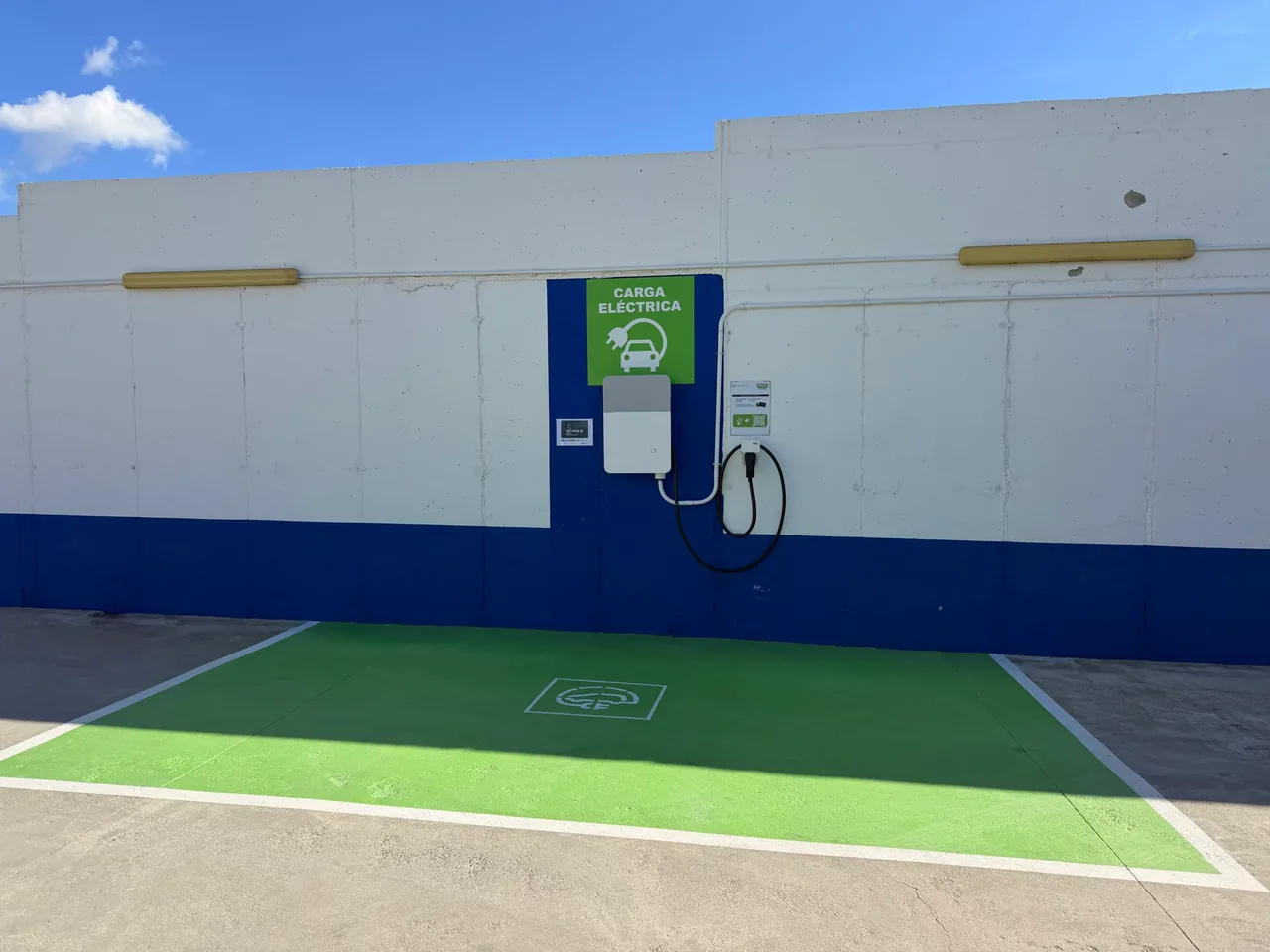 Punto de recarga eléctrica para vehículos en la estación Petrouve
